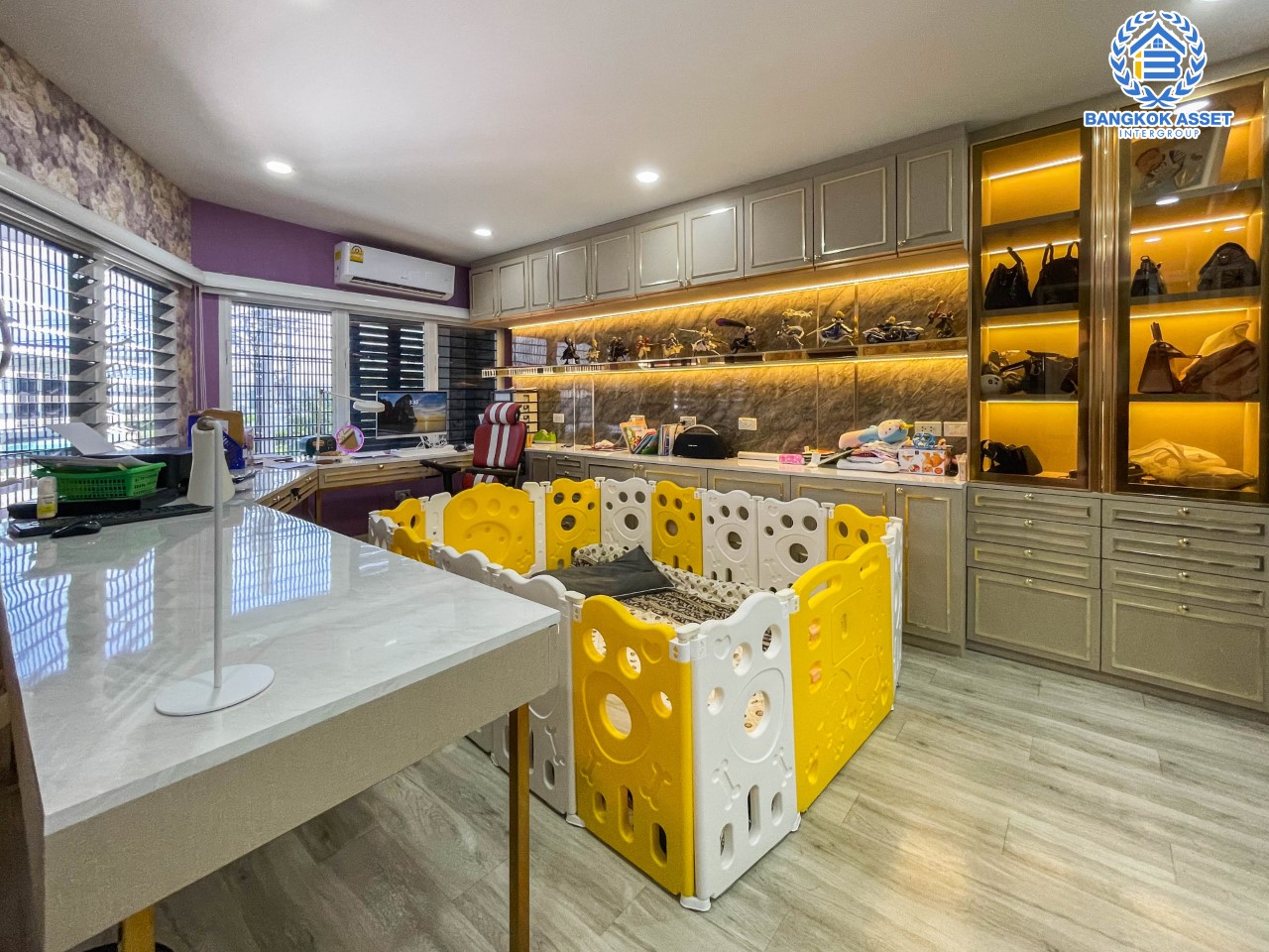 *****บ้านเดี่ยวมือสอง ม. คุณาลัย ซิมโฟนี บ้านกล้วย-ไทรน้อย บ้านสวยพร้อมเข้าอยู่ หลังมุม บนเนื้อที่กว่า 74.9 ตร.ว. พื้นที่ใช้สอยกว้างถึง 250 ตร.ม. ฟังก์ชัน 5 ห้องนอน 4 ห้องน้ำ 2 ที่จอดรถ บนทำเลโซนเมือง เดินทางสะดวกใกล้ร้านอาหาร เชื่อมต่อถนน หลายเส้นทาง ใกล้รถไฟฟ้าสายสีม่วง "สถานีคลองบางไผ่" และเซ็นทรัลเวสต์เกต